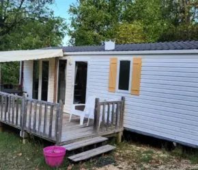 Cottage Riviera avec balcon et chaise blanche, Camping des Bastides