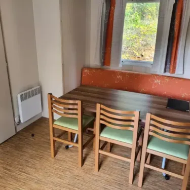 Table à manger avec chaises et banc dans le Cottage Riviera 3 Chambres 6 Personnes - Camping des Bastides