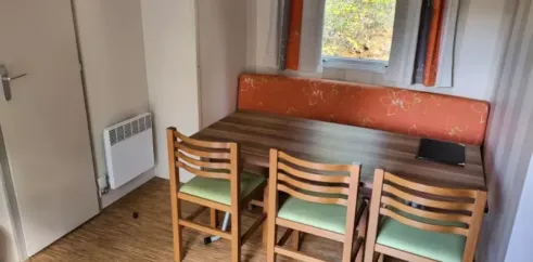 Table à manger avec chaises et banc dans le Cottage Riviera 3 Chambres 6 Personnes - Camping des Bastides