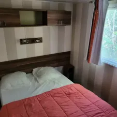 Chambre avec lit double et placard dans le Cottage Riviera 3 Chambres 6 Personnes - Camping des Bastides