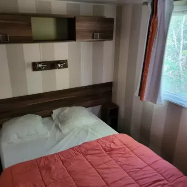 Chambre avec lit double et placard dans le Cottage Riviera 3 Chambres 6 Personnes - Camping des Bastides