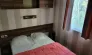 Chambre avec lit double et placard dans le Cottage Riviera 3 Chambres 6 Personnes - Camping des Bastides