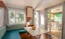 Salle à manger avec fenêtres et accès terrasse du Mobil Home Aqua Viva