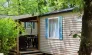 Mobil Home Aqua 2 chambres 4 Personnes - Aqua Viva, extérieur bois et fenêtres bleues