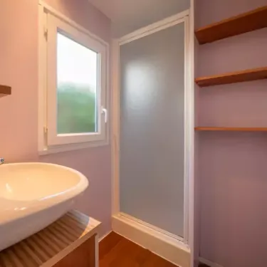 Salle de bain Mobil Home Aqua 2 chambres 4 Personnes - Aqua Viva, lavabo et douche