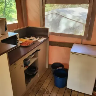 Tente Sahari 2 Chambres 5 Personnes Sans Sanitaires - Camping des Bastides : cuisine équipée