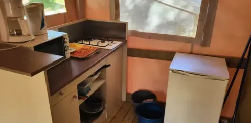 Tente Sahari 2 Chambres 5 Personnes Sans Sanitaires - Camping des Bastides : cuisine équipée