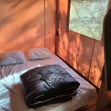 Tente Sahari 2 Chambres 5 Personnes Sans Sanitaires - Camping des Bastides : lit avec couette