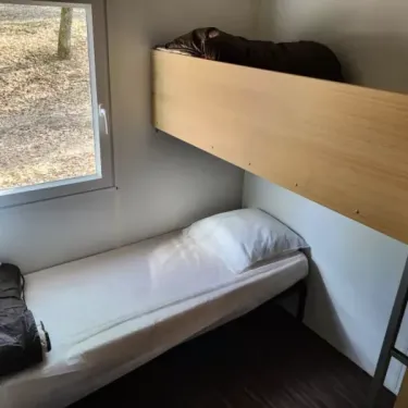 Chambre double avec lits superposés dans Camping des Bastides
