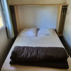 Lits superposés dans une chambre de camping à Camping des Bastides