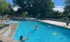 Camping les Naïades : piscine en plein air avec des enfants nageant