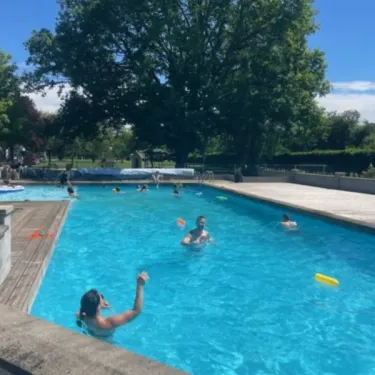 Camping les Naïades : piscine en plein air avec des enfants nageant