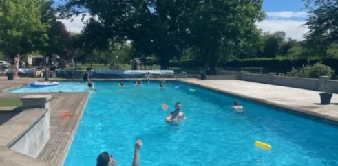 Camping les Naïades : piscine en plein air avec des enfants nageant