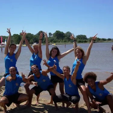 Equipe de kayakistes en tenue bleue au Camping La Rive