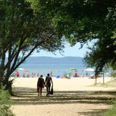 Couple marche sur sentier près plage au Camping La Rive