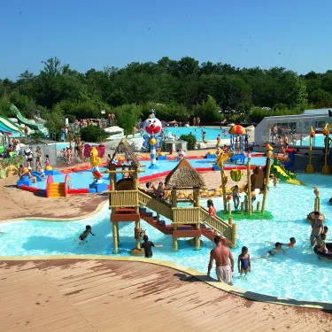 Camping La Rive - piscine avec structures en bois et Doraemon