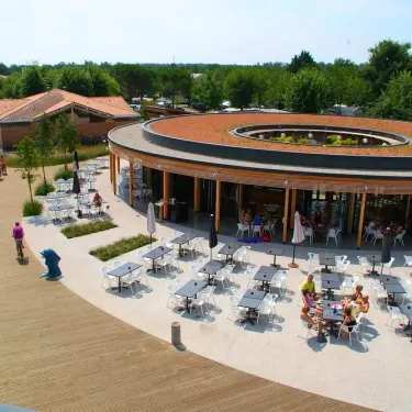 Photo camping La Rive : terrasse circulaire avec tables