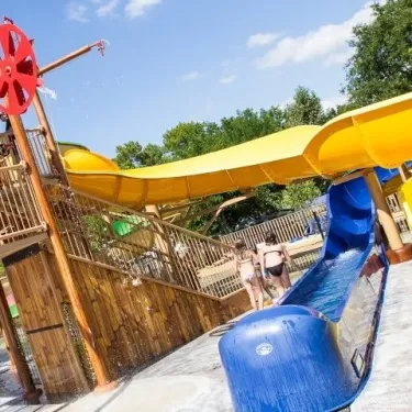 Camping La Rive - toboggan jaune et bleu avec enfants