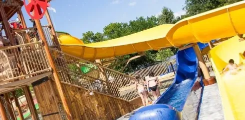 Camping La Rive - toboggan jaune et bleu avec enfants