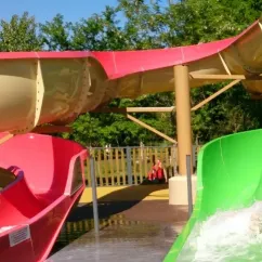 Camping La Rive - toboggan rouge et vert avec eau en mouvement