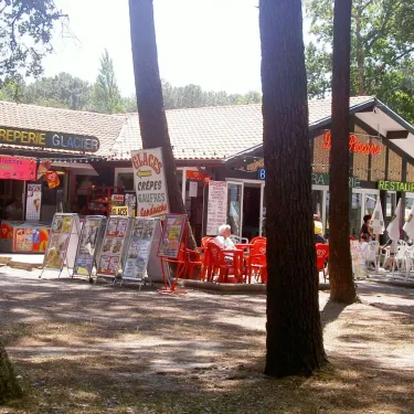 Camping Lou Puntaou - Établissement avec une crêperie et un restaurant en forêt.