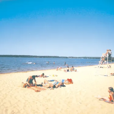 Plage animée avec baignade et chaises longues au Camping Lou Puntaou