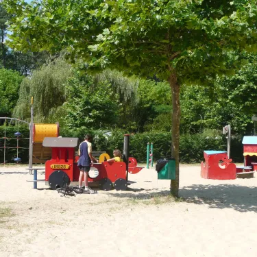 Parc de loisirs pour enfants au Camping Lou Puntaou, avec train jouet et toboggan.