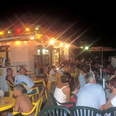 Photo camping Lou Puntaou : terrasse animée la nuit