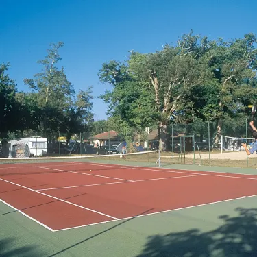 Photo camping Lou Puntaou : court de tennis extérieur