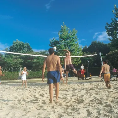 Photo camping Lou Puntaou : beach volleyball en plein air