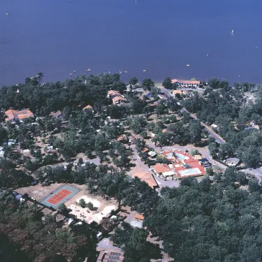 Camping Lou Puntaou : vue aérienne du camping avec piscine et eau.
