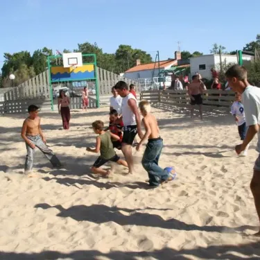 Enfants jouent au sable à Camping Zagarella