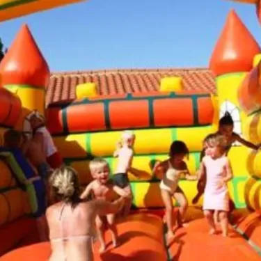 Enfants dans un manège gonflable coloré à Camping Zagarella