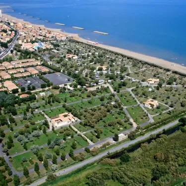 Vue aérienne du Camping La Plage et le Bord de Mer avec emplacements et piscine.