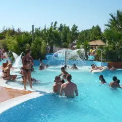 Camping La Plage et le Bord de Mer : groupe dans la piscine avec fontaine d'eau.