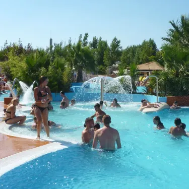 Camping La Plage et le Bord de Mer : groupe dans la piscine avec fontaine d'eau.
