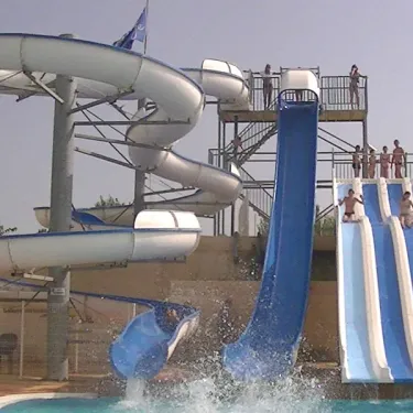 Toboggan aquatique en plein air au Camping La Plage et le Bord de Mer