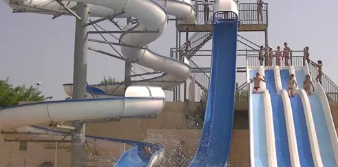 Toboggan aquatique en plein air au Camping La Plage et le Bord de Mer