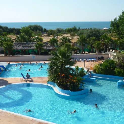 Piscine avec toboggan et vue sur la mer au Camping La Plage et le Bord de Mer