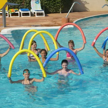 Camping La Plage et le Bord de Mer : enfants dans la piscine tenant des boues flottantes colorées
