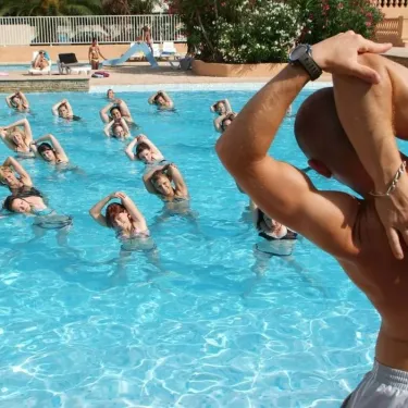Groupe faisant des exercices aquatiques dans la piscine au Camping Antipolis.