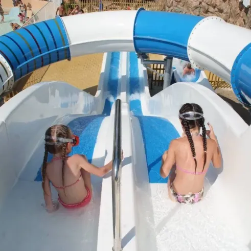 Deux enfants sur un toboggan aquatique au Camping Antipolis