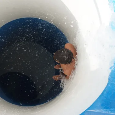 Enfant dans une tube aquatique au Camping Antipolis