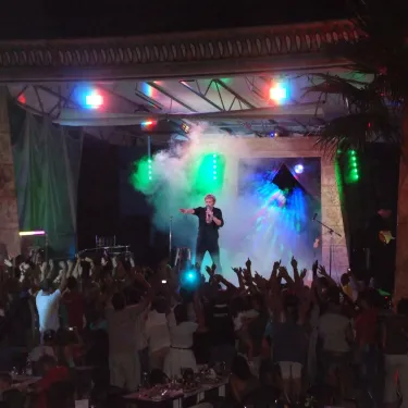 Performance nocturne sur scène au Camping Antipolis