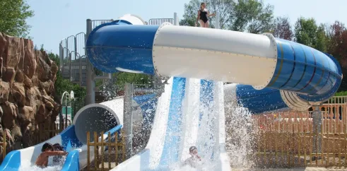 Enfant montant un toboggan aquatique au Camping Antipolis