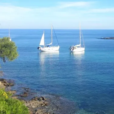 Camping La Barque : deux voiliers sur une eau bleue claire