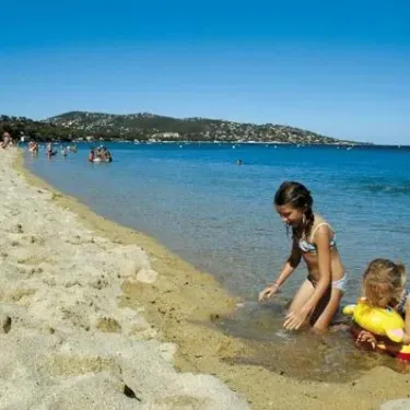 Enfants jouant à la plage près de Camping La Barque