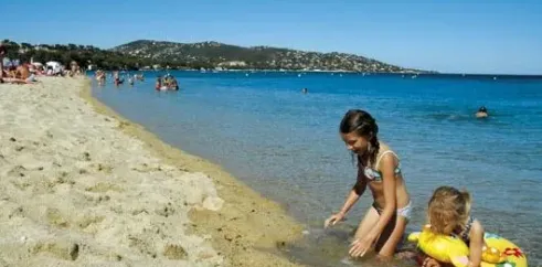 Enfants jouant à la plage près de Camping La Barque