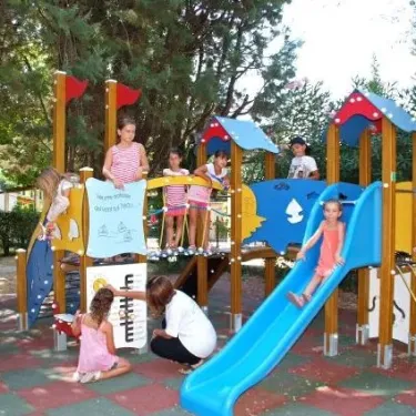 Enfants sur un parcours d'escalade dans le jardin du camping La Barque