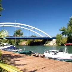 Bateau amarré au quai près d'un pont enjambant une rivière